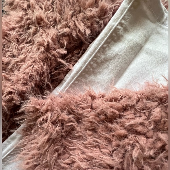 Look at this beautiful jacket😍 It makes every fit pop and is perfect for winter - Picture 2 of 4